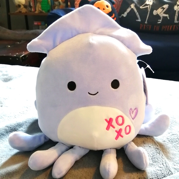 Kellytoy Other - BNWT 8" Valentines Stacy squid squishmallow